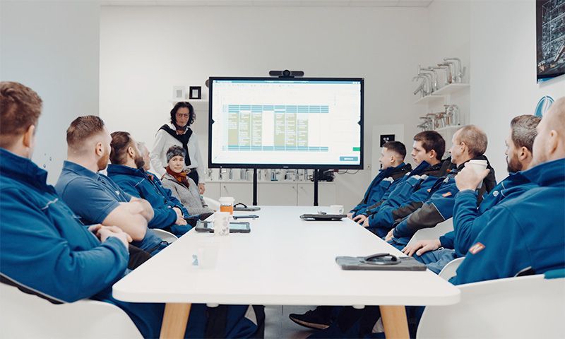 Foto: Das Team im Meetingraum